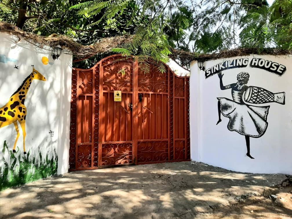Casa Hotel Sinkiling Gambia Serrekunda Exterior photo